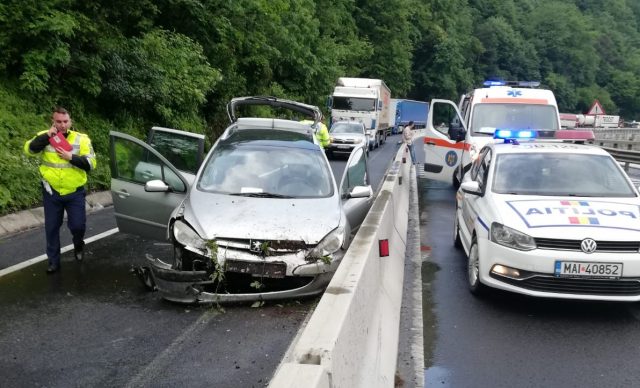 a intrat într-un parapet