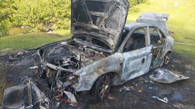 a incendiat un autoturism