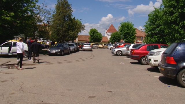 în parcarea Policlinicii
