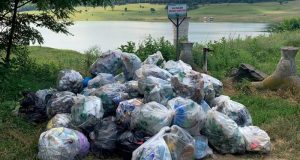 Oamenii au uitat la Baraj gunoaie pentru 250 de saci