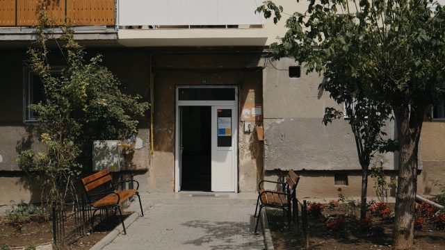 cine vă bate la ușă