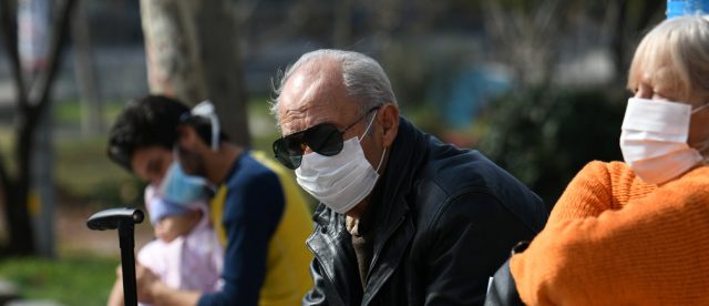 batrani cu masca În 4 localități din județul Sibiu masca devine obligatorie