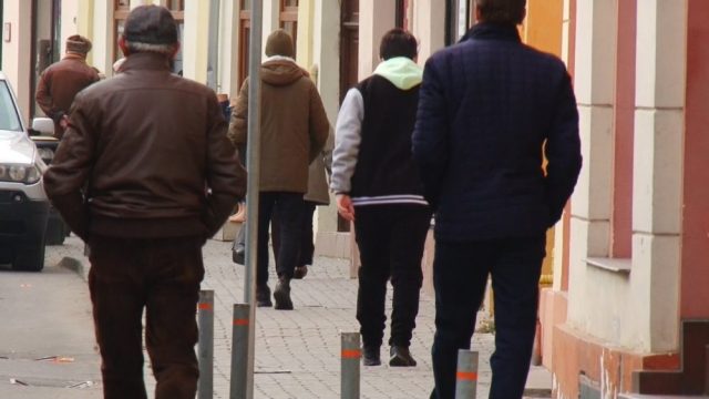 oameni 100 cazuri active - Rata incidenței cazurilor COVID-19 pentru ziua de JOI