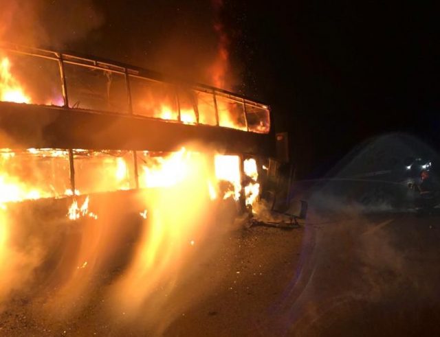 Autocar distrus complet