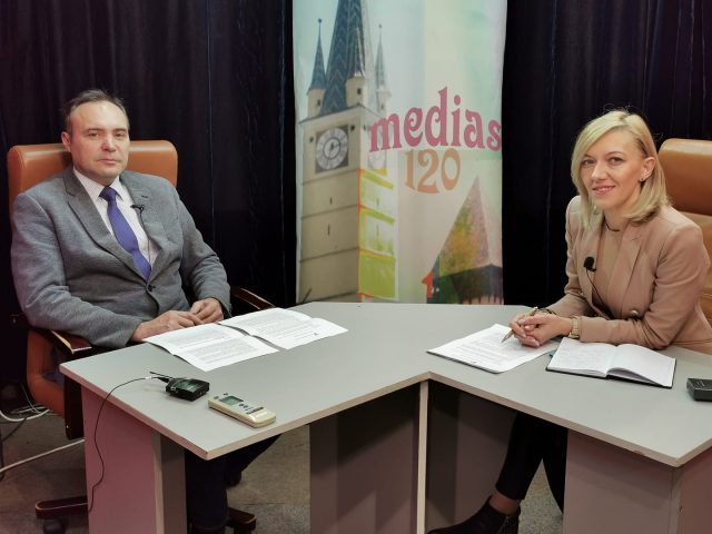 aproape egal cu zero