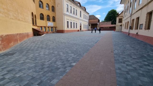 Curtea Școlii Gimnaziale Hermann Oberth