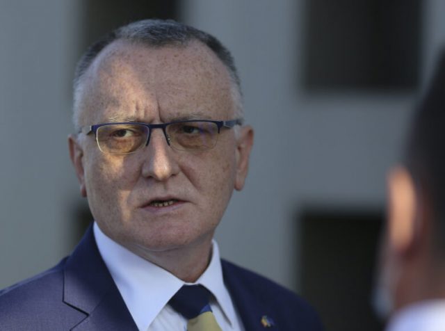 purtarea măştii în curtea şcolilor - Anul școlar în România