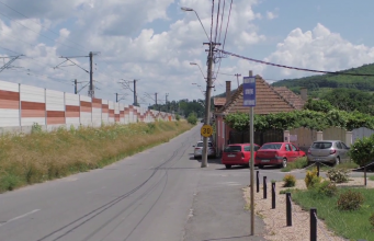 Accident la Mediaș | Un buldoexcavator a acroșat o trotinetă electrică pe care se aflau 2 tineri