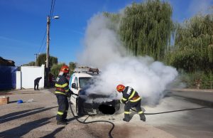 Incendiu la un autoturism provocat de un scurtcircuit electric la motor