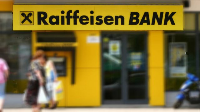 Raiffeisen Bank amendată pentru mărirea ilegală a dobânzilor