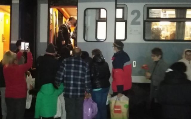 Refugiaţi ucraineni aflaţi în trenuri, aşteptaţi de români cu apă şi alimente