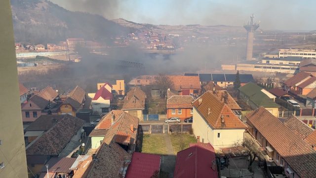 Incendiu dig Medias Incendiu pe digul Târnava Mare | Cartierul După Zid afectat de fum și cenușă