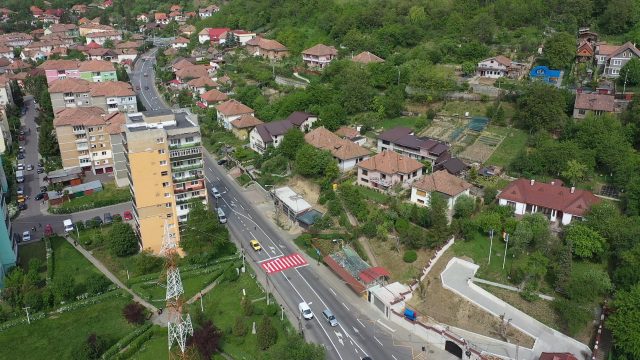 medias de sus 697 locuri de muncă