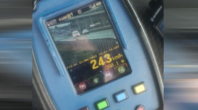 fără centură și doi copii minori fără scaune speciale