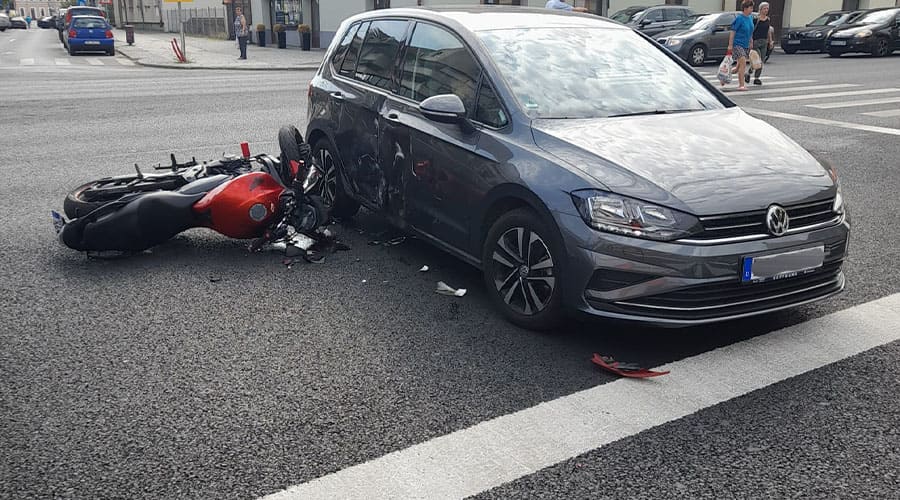 Motociclist acroșat de un șofer în vârstă de 77 ani