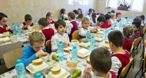 Cei mai mulți bani pentru programul Masă Caldă ajung în județul Sibiu | Selecția școlilor a fost una politică