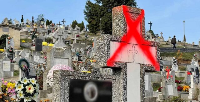 Cruci vopsite cu portocaliu în cimitirul Alba Iulia