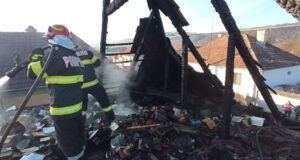 Incendiu la acoperișul unei case și o anexă gospodărească | O femeie a suferit un atac de panică