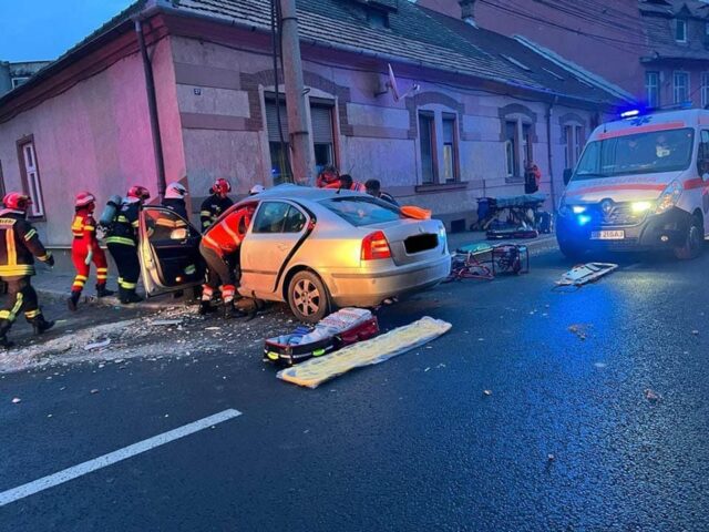 Două persoane blocate în mașină după o coliziune cu un stâlp