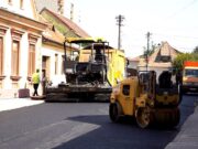 Se toarnă asfalt pe strada Petru Rareș | Lucrări aproape finalizate Se toarnă asfalt pe strada Petru Rareș iar lucrările se apropie de final.