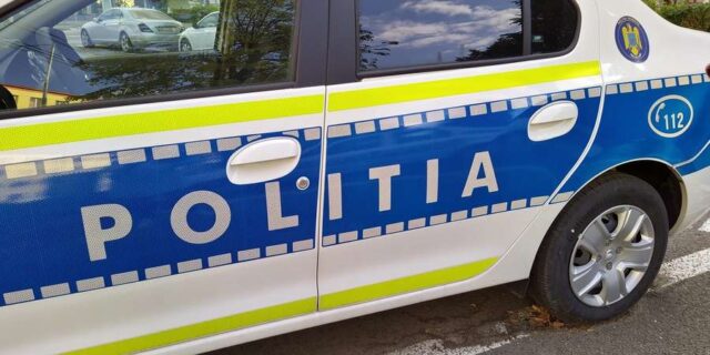 Polițist rănit | Un minor de 16 ani a intrat cu mașina într-un indicator rutier la Ighișu Nou