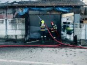 Un autoturism a ars în garaj la Copșa Mică Un autoturism a ars în garaj la Copșa Mică