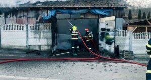 Un autoturism a ars în garaj la Copșa Mică