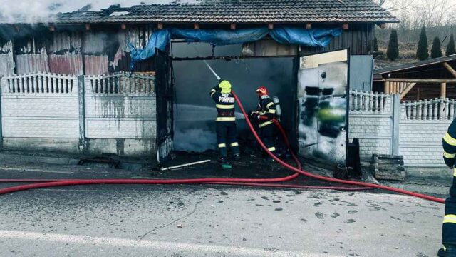 Incendiu Copsa Mica 2 copy Un autoturism a ars în garaj la Copșa Mică