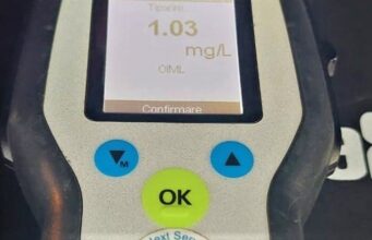 O șoferiță cu 1,03 alcoolemie a lovit 2 mașini și s-a oprit într-un stâlp