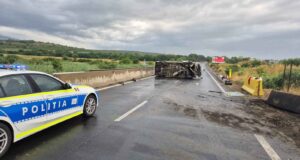 Microbuz de transport marfă răsturnat pe DN 1