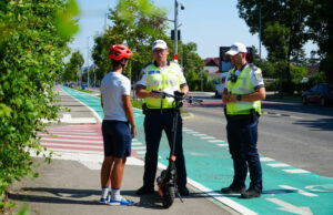 Polițiștii rutieri sunt cu ochii pe pietoni dar și pe conducătorii trotinetelor și bicicletelor