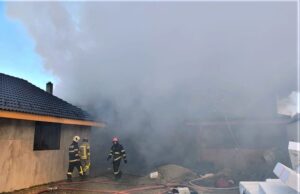 Incendiu la o anexă gospodărească cu risc de propagare | Foto