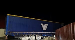 Un tir a lovit zidul unei case și a rămas de-a curmezișul drumului | Trafic blocat total | Foto