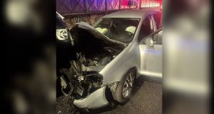 Arest preventiv pentru tânărul care a fugit de poliție | Urmărirea s-a soldat cu 1 rănit și 4 mașini avariate