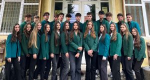 Balul Bobocilor 2025 de la Liceul Teoretic „Axente Sever” Mediaș – „Time travel” | VOTEAZĂ MISS și MISTER POPULARITATE