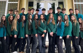 Balul Bobocilor 2025 de la Liceul Teoretic „Axente Sever” Mediaș – „Time travel” | VOTEAZĂ MISS și MISTER POPULARITATE