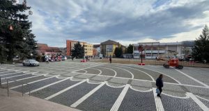 Se montează iluminatul festiv | Patinoar în Piața Corneliu Coposu