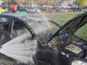 Un autoturism a ars complet după un scurtcircuit la compartimentul motor | Foto