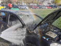 Un autoturism a ars complet după un scurtcircuit la compartimentul motor | Foto