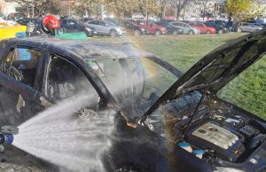 Un autoturism a ars complet după un scurtcircuit la compartimentul motor | Foto