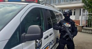 Hoț cu mai multe furturi la activ, prins în flagrant de un polițist aflat în timpul liber