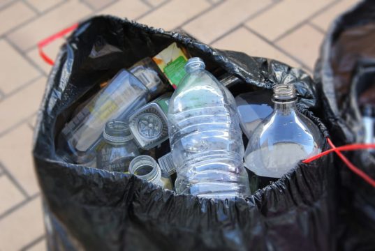 2 persoane reținute pentru furt | Au sustras saci cu sticle reciclabile