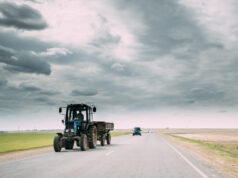 Dosar penal pentru un bărbat care conducea fără permis un tractor cu remorcă