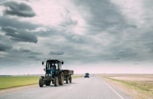 Dosar penal pentru un bărbat care conducea fără permis un tractor cu remorcă