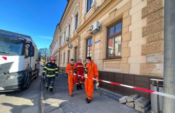 Elevii și profesorii unui liceu din Sibiu evacuați din cauza mirosului de gaz