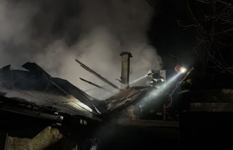O casă și o anexă gospodărească au fost distruse în urma unui incendiu la Dârlos | VIDEO