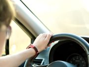 Incident șocant | Un copil de 11 ani a urcat la volan și și-a accidentat mama