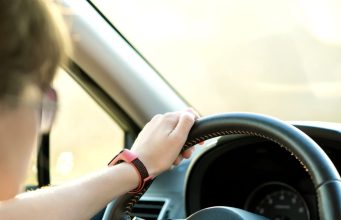 Incident șocant | Un copil de 11 ani a urcat la volan și și-a accidentat mama