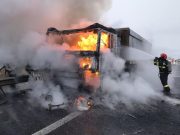 Ansamblu tir cuprins de flăcări pe Autostrada A1 | Foto
