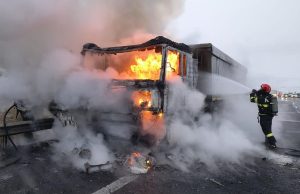 Ansamblu tir cuprins de flăcări pe Autostrada A1 | Foto